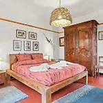 Les Dauphins Bed & Breakfast