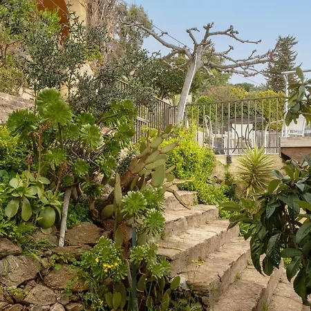 Les Dauphins Bed and Breakfast 4*