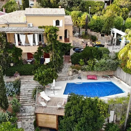 Les Dauphins Bed & Breakfast