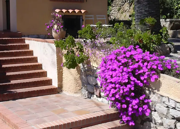 Les Dauphins Bed & Breakfast 3*